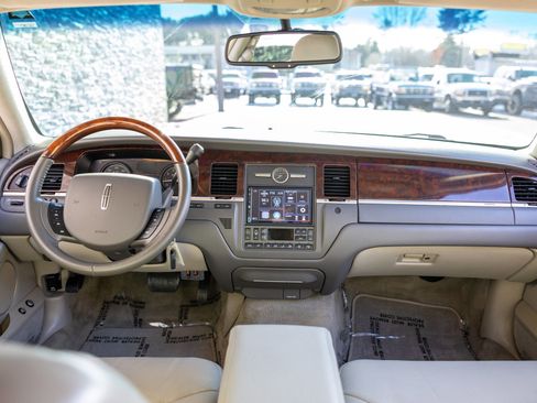 Used 2009 Lincoln Town Car Signature Limited image 38
