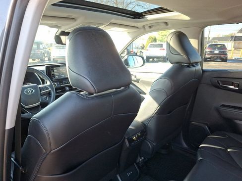 Used 2022 Toyota Highlander XLE image 22