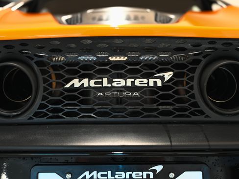Used 2025 McLaren Artura RWD image 21