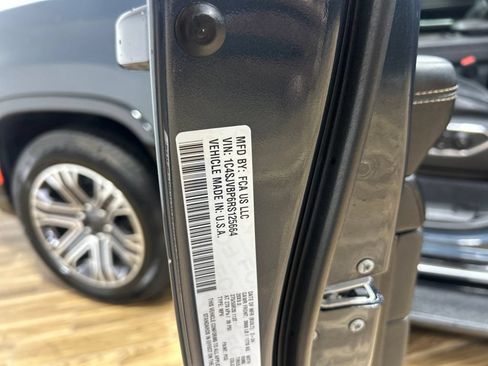 Certified 2024 Jeep Wagoneer Series II w/ Flexible Seating Group AWD/4WD image 5