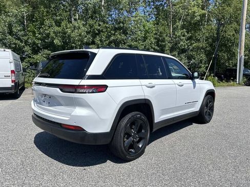 Used 2023 Jeep Grand Cherokee Altitude AWD/4WD image 3