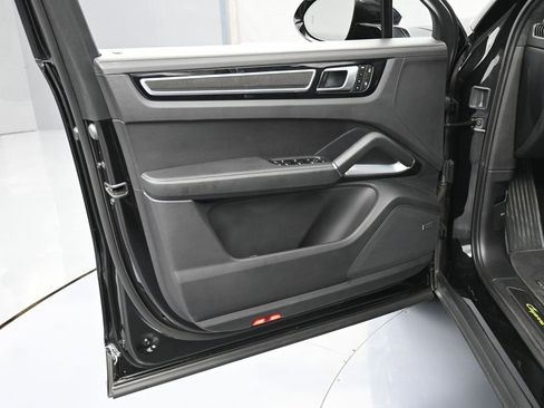 Used 2023 Porsche Cayenne Turbo S image 15