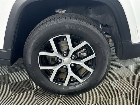 Used 2024 Jeep Grand Cherokee Limited image 34