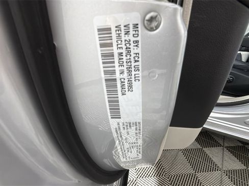 Used 2024 Chrysler Pacifica Select image 39