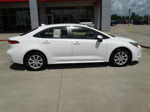 Used 2025 Toyota Corolla LE FWD image 8