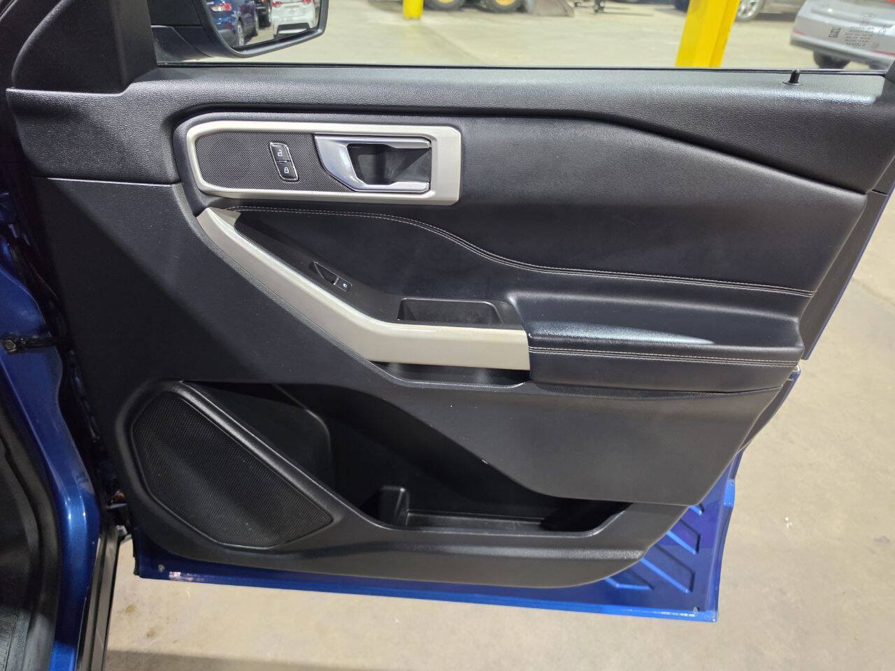 Used 2020 Ford Explorer XLT w/ Equipment Group 202A AWD/4WD image 35