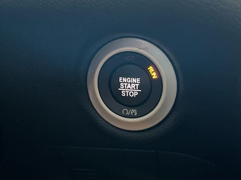 Used 2025 Chrysler Pacifica Select FWD image 24