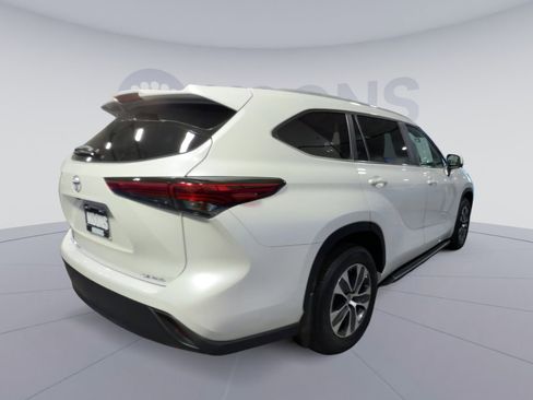 Used 2023 Toyota Highlander XLE image 11