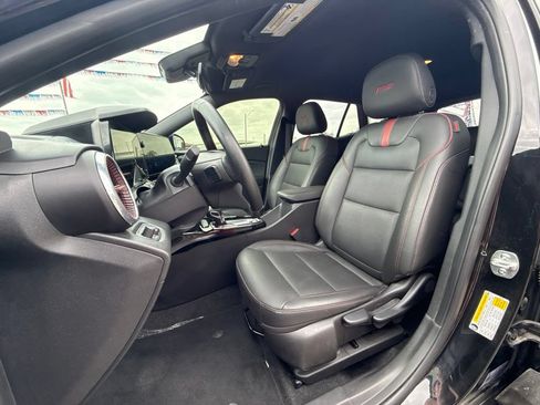 Used 2025 Chevrolet Trax RS FWD image 12