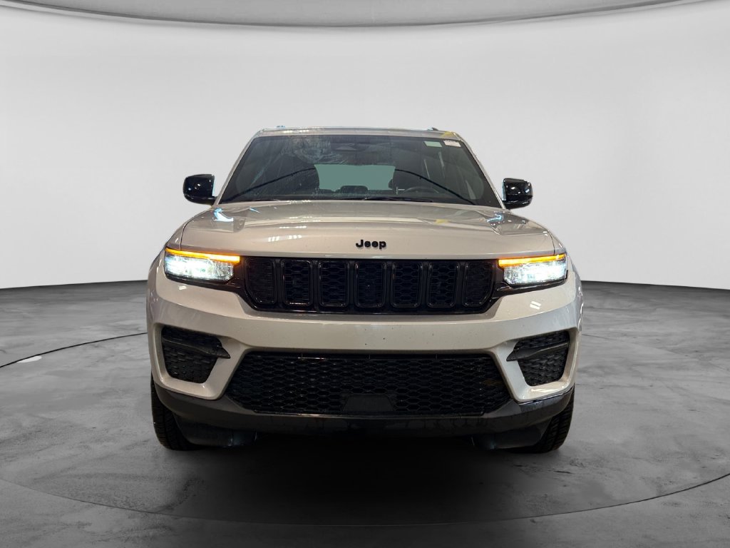 Used 2023 Jeep Grand Cherokee Altitude AWD/4WD image 2