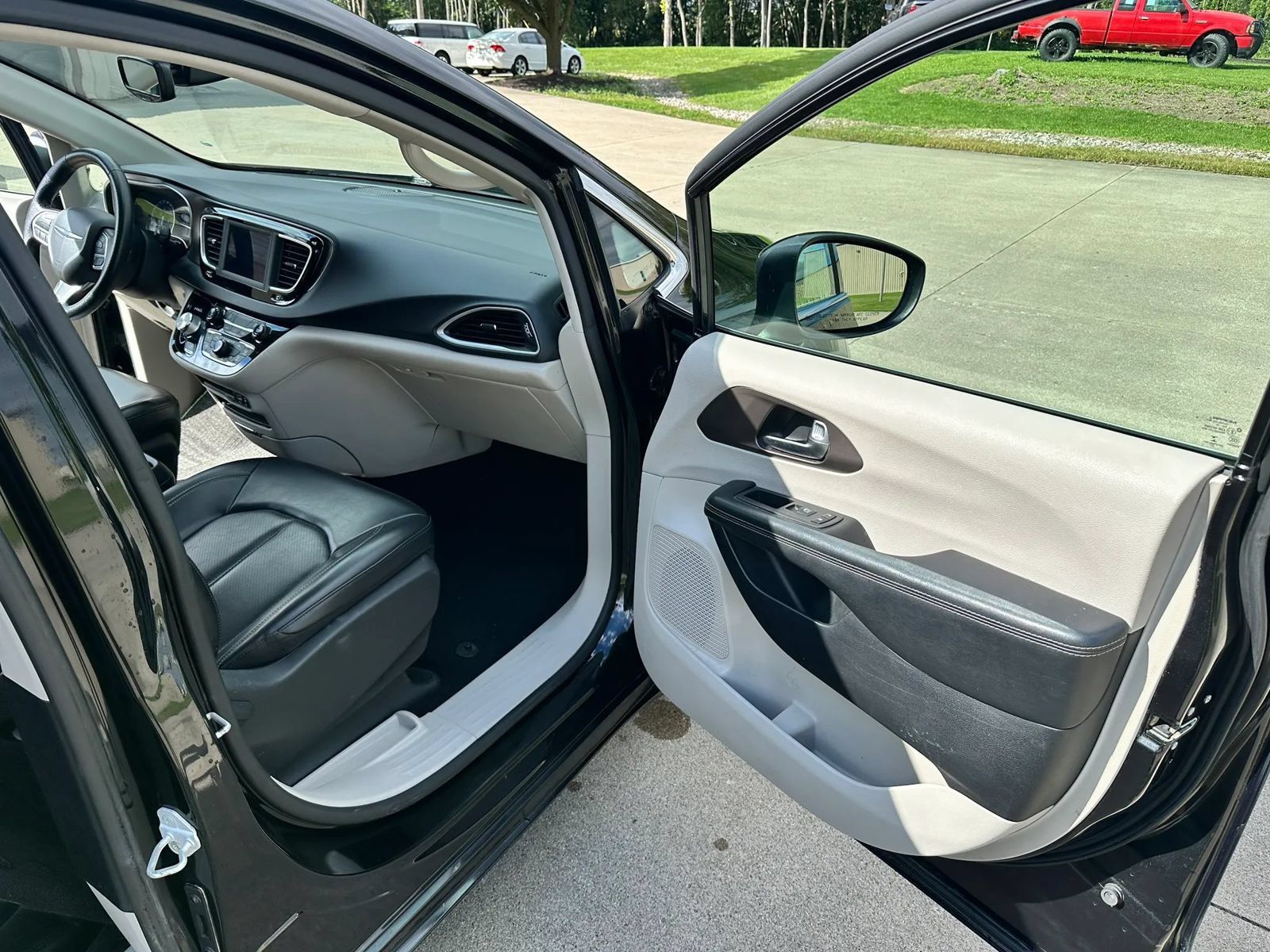 Used 2020 Chrysler Voyager Lxi FWD image 21