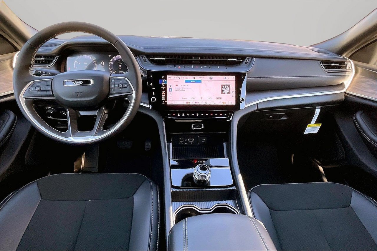 New 2027 Jeep Grand Cherokee Altitude RWD image 9