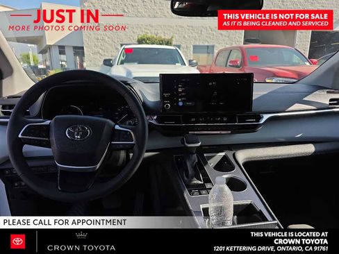 Used 2026 Toyota Sienna XLE FWD image 8