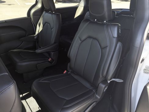 New 2026 Chrysler Pacifica Select image 8