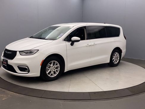 Used 2023 Chrysler Pacifica Touring-L FWD image 9