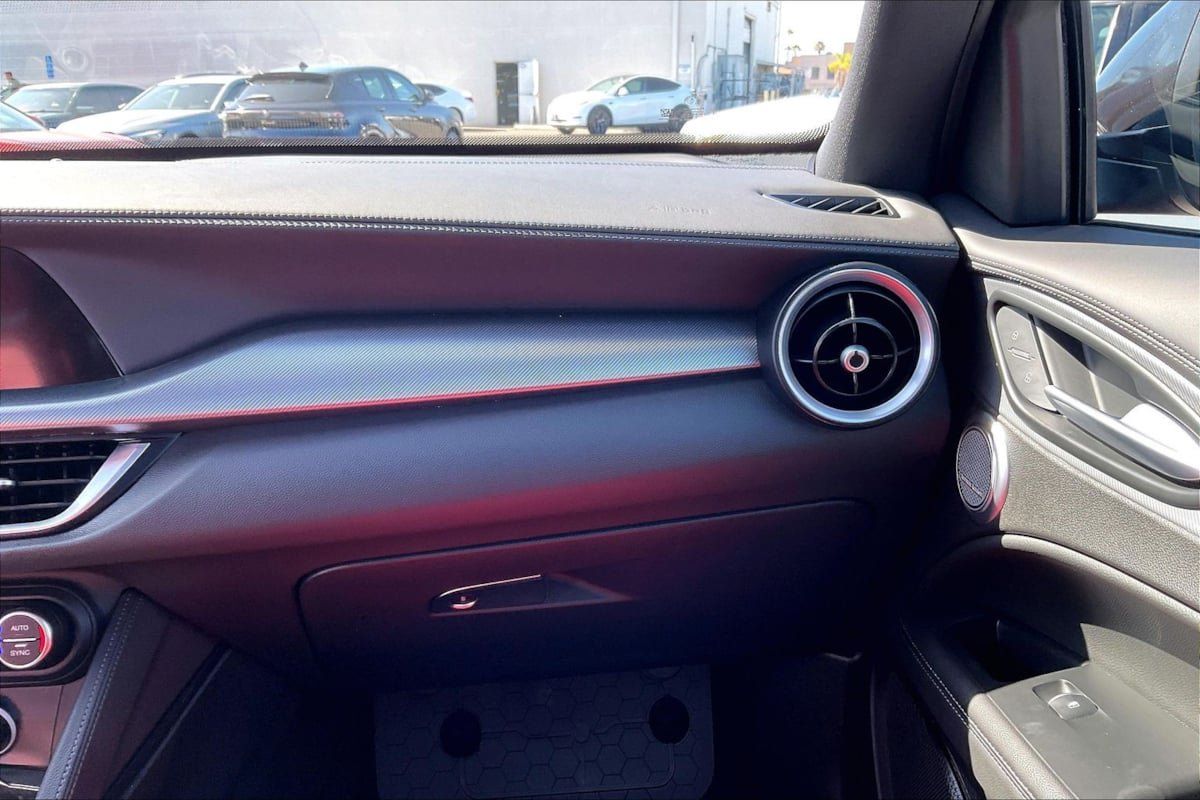 Used 2025 Alfa Romeo Stelvio Sprint AWD/4WD image 14