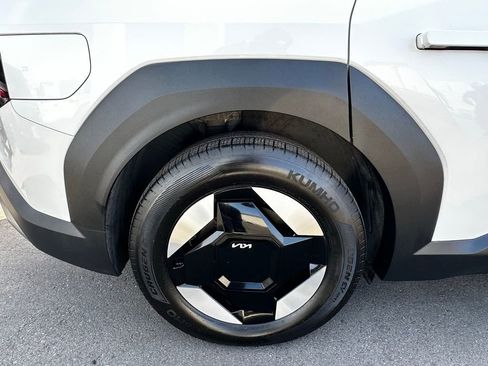 Used 2024 Kia EV9 Light Long Range RWD image 7