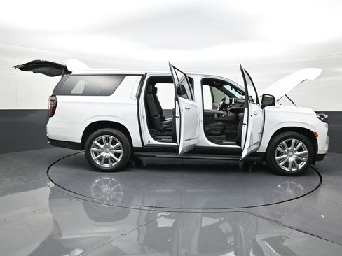 Used 2022 Chevrolet Suburban High Country RWD image 30