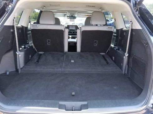 Used 2022 Toyota Highlander XLE AWD/4WD image 29