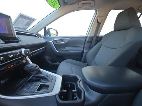 Used 2025 Toyota RAV4 XLE AWD/4WD image 10