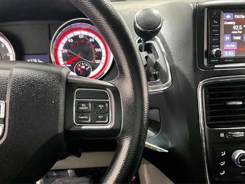 Used 2019 Dodge Grand Caravan SE w/ UConnect Hands-Free Group image 12