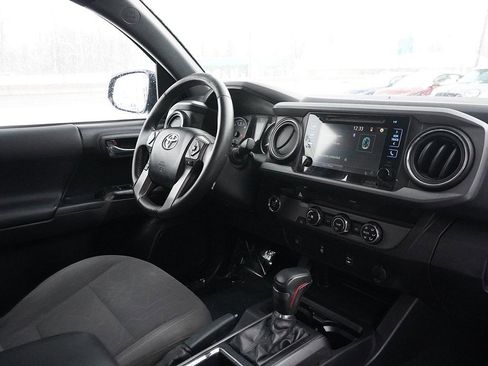 Used 2017 Toyota Tacoma TRD Off-Road image 24
