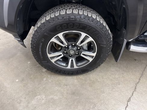 Used 2019 Toyota Tacoma TRD Sport image 18