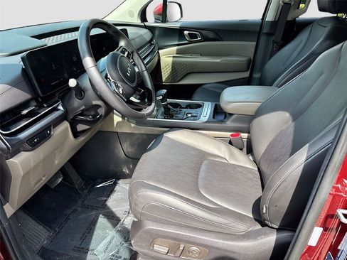 Used 2025 Kia Carnival FWD image 22