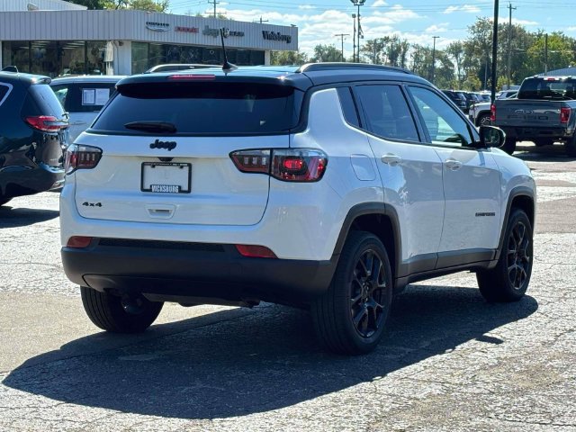 Used 2023 Jeep Compass Latitude w/ Convenience Group AWD/4WD image 30