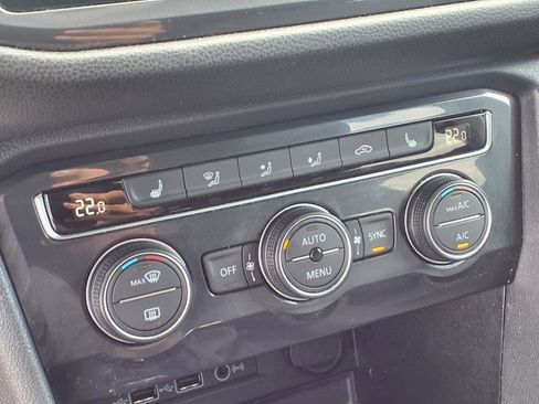 Used 2020 Volkswagen Tiguan SE image 17