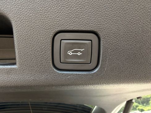 Used 2025 Chevrolet Traverse LT FWD image 12