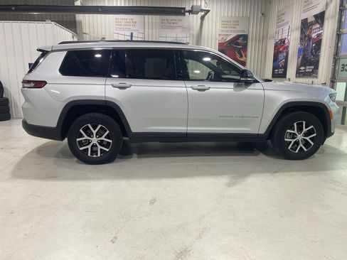 Used 2023 Jeep Grand Cherokee L Limited w/ Luxury Tech Group II AWD/4WD image 9