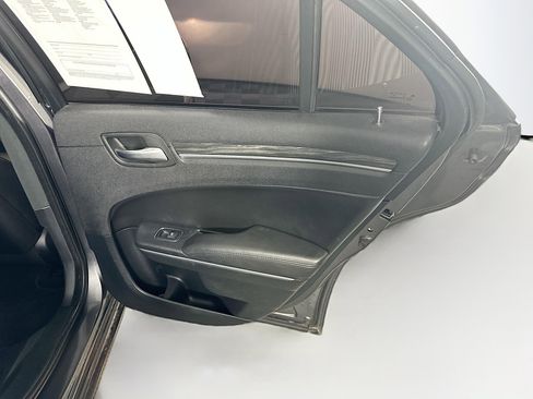 Used 2018 Chrysler 300 Touring L image 28