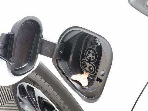 Used 2022 Chevrolet Bolt EUV Premier w/ Sun & Sound Package image 17