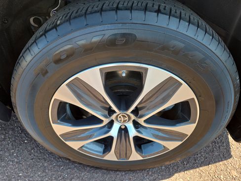 Used 2023 Toyota Highlander XLE image 11