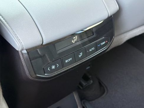 Used 2025 Toyota Highlander XLE AWD/4WD image 16