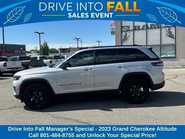 Used 2023 Jeep Grand Cherokee Altitude AWD/4WD image 2