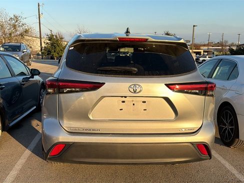 Used 2023 Toyota Highlander LE image 6