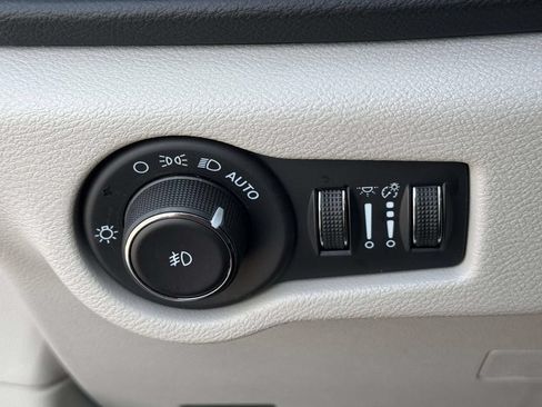 Used 2024 Chrysler Pacifica Touring-L FWD image 30