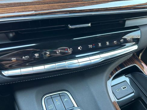 Used 2022 Cadillac Escalade Premium Luxury w/ LPO, Illumination Package AWD/4WD image 33