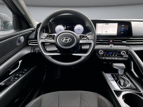 Used 2025 Hyundai Elantra SEL image 8