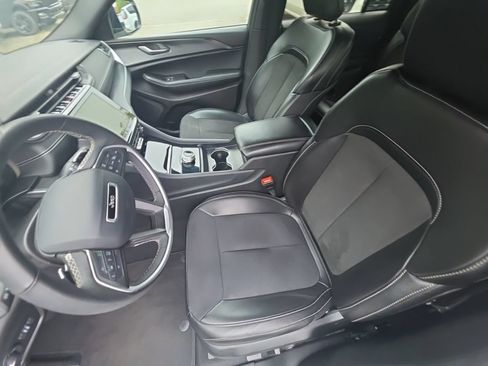 Used 2025 Jeep Grand Cherokee Altitude AWD/4WD image 12