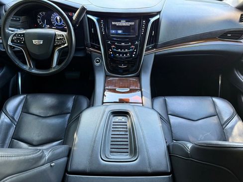 Used 2020 Cadillac Escalade Premium Luxury image 11
