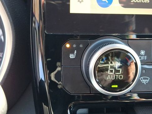 Used 2023 Toyota Highlander XLE AWD/4WD image 24