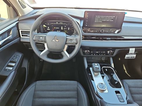New 2025 Mitsubishi Outlander SE image 6