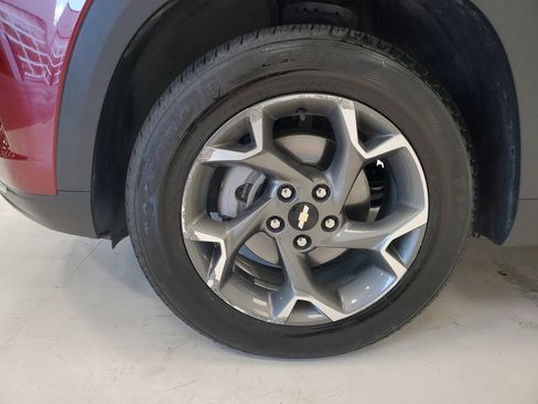 Used 2025 Chevrolet Trax LT w/ LT Convenience Package FWD image 8