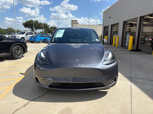 Used 2023 Tesla Model Y 2WD image 2