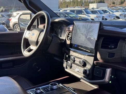 Used 2024 Ford Expedition Limited image 33