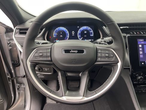 New 2025 Jeep Grand Cherokee Altitude image 13