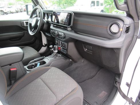 Used 2026 Jeep Gladiator Mojave AWD/4WD image 13